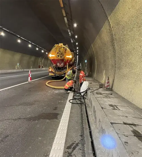 开平隧道排水渠清淤